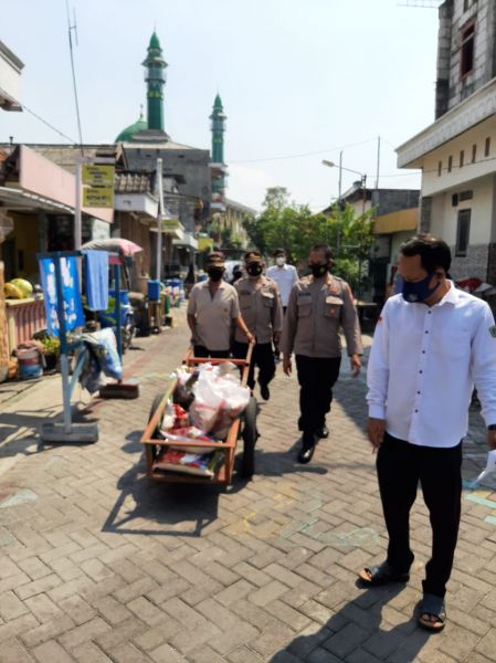 Kasat Binmas di dampingi KBO Binmas bersama Kepala Desa Sukorejo memberikan Bansos door to door