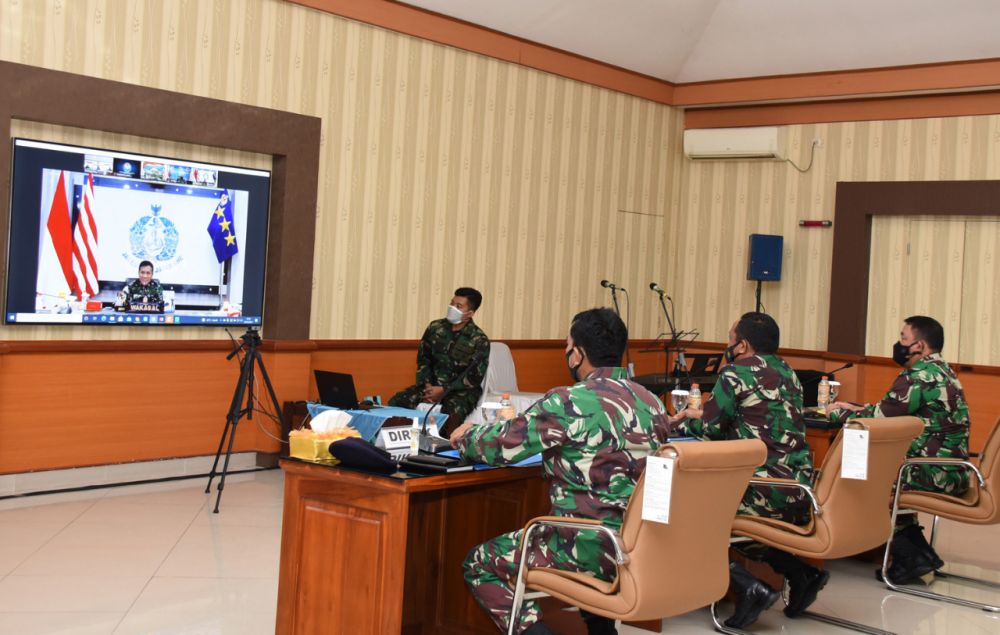 Dankodiklat TNI AL saat mengikuti vicon rapat evaluasi pembinaan sumber daya manusia