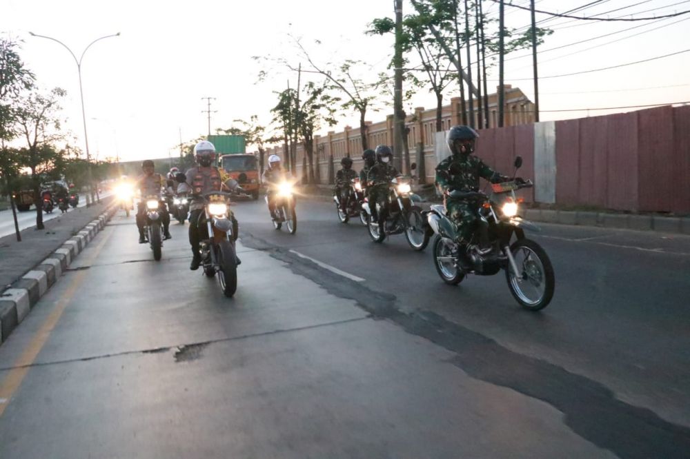 Kapolda Jatim bersama Pangdam V Brawijaya cek pasien Covid-19 gunakan motor dari Surabaya ke Gresik