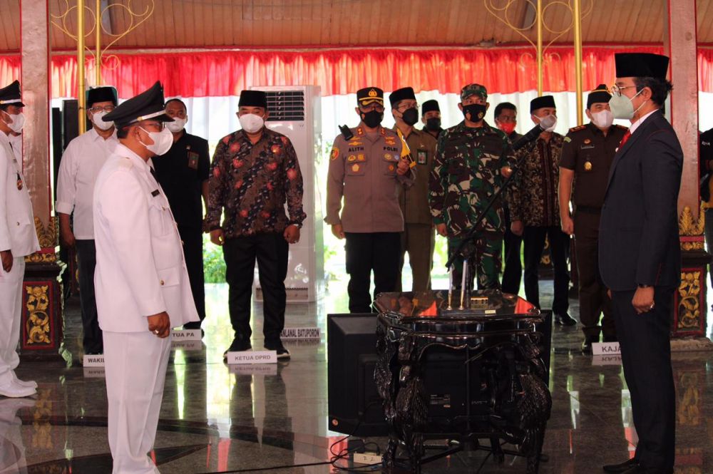 Acara pelantikan kepala desa dengan pengawalan Polres Bangkalan Prokes ketat