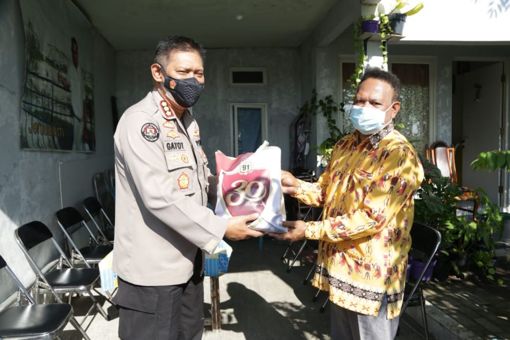 Kabid Humas Polda Jatim Kombes Pol Gatot Repli Handoko saat memberikan paket Bansos ke masyarakat terdampak Covid-19