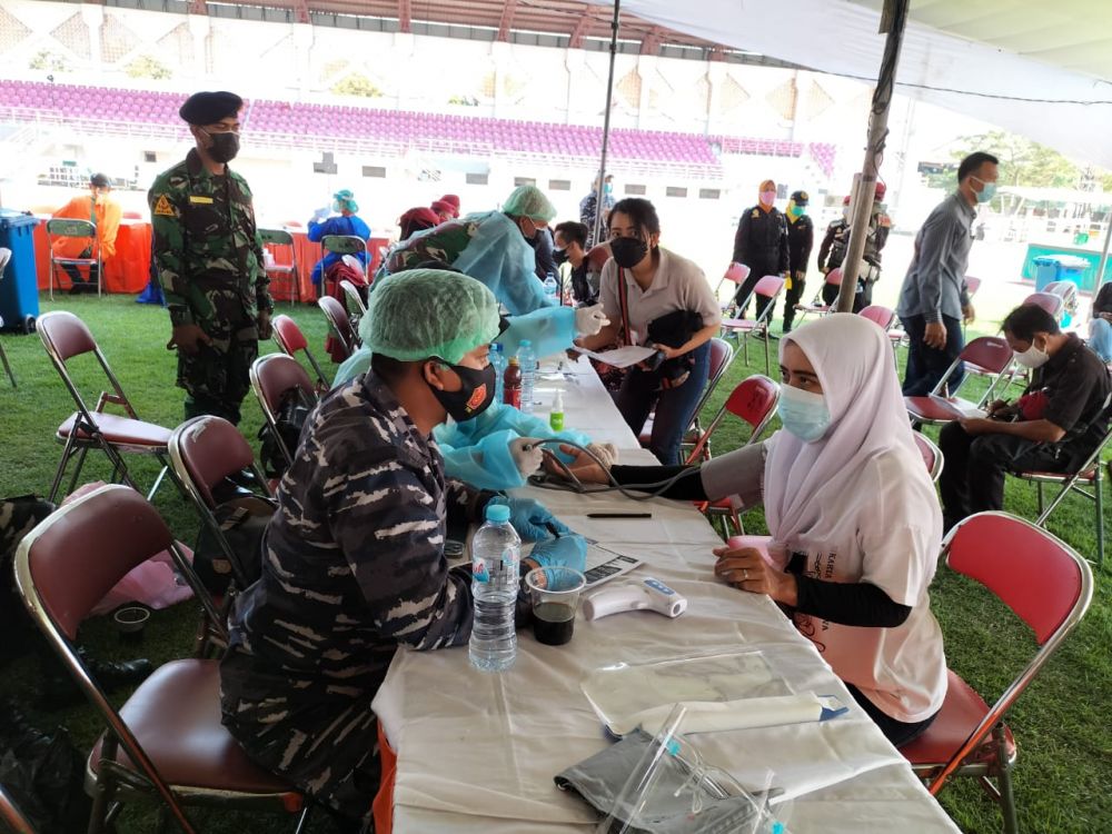 Tim siswa Pusdikkes Kodiklat TNI AL dukung Vaksin kepada masyarakat Surabaya