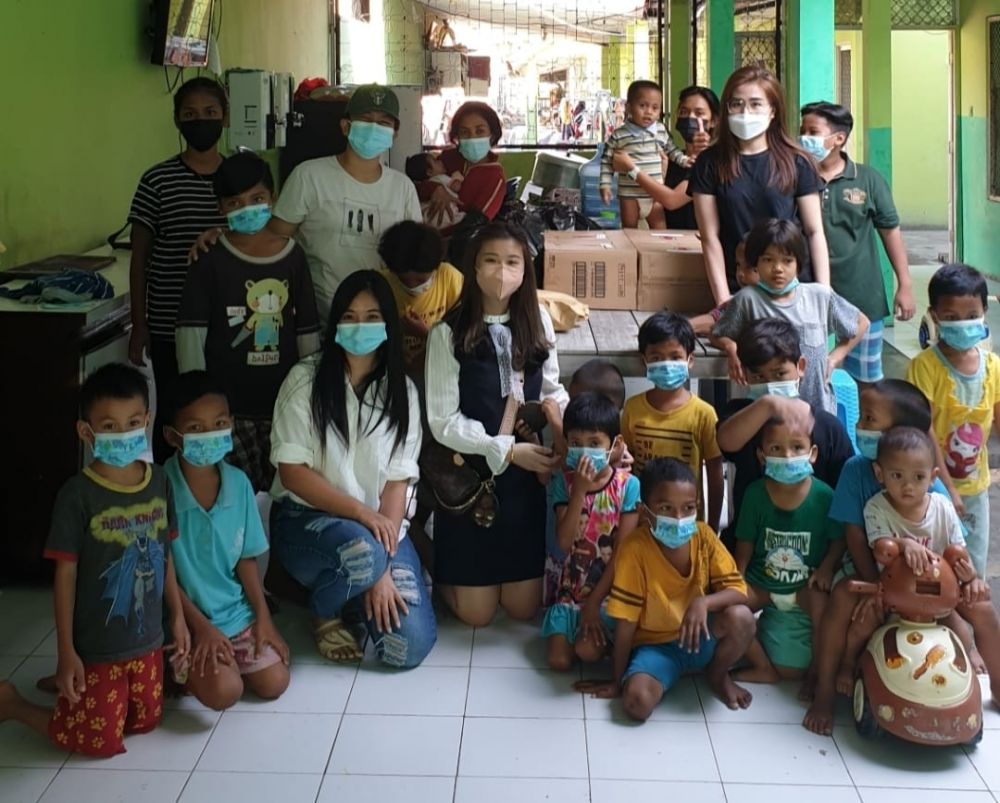 Tim Good people foto bareng anak panti asuhan