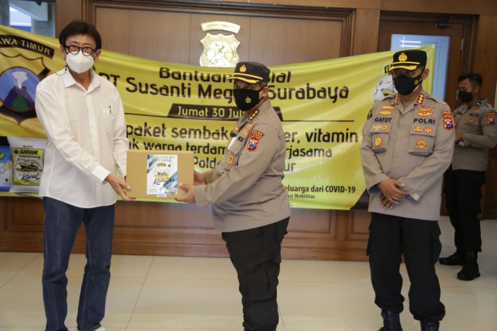 Direktur PT. Susanti Megah Surabaya berikan secara simbolis Bansos ke Kepala Biro Logistik Kombes Pol Pranyoto didampingi Kabid Humas Polda Jatim Kombes Pol Gatot Repli Handoko di Mapolda Jatim