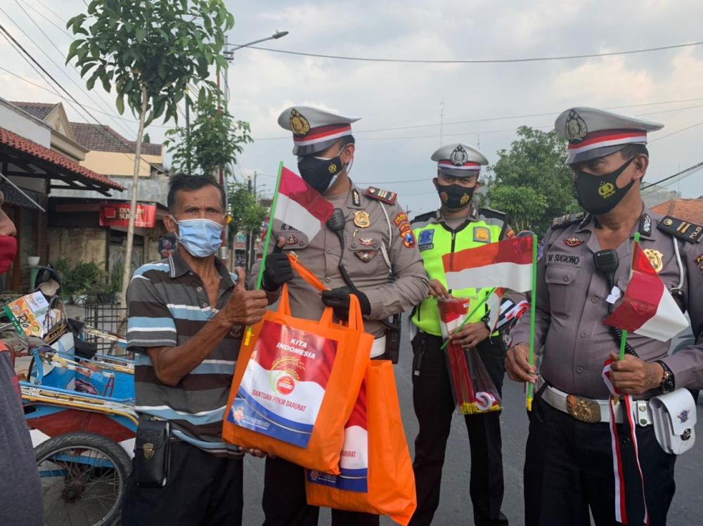 Satlantas Polres Bojonegoro wujudkan Polri peduli masyarakat terdampak Covid-19 dan PPKM level 4