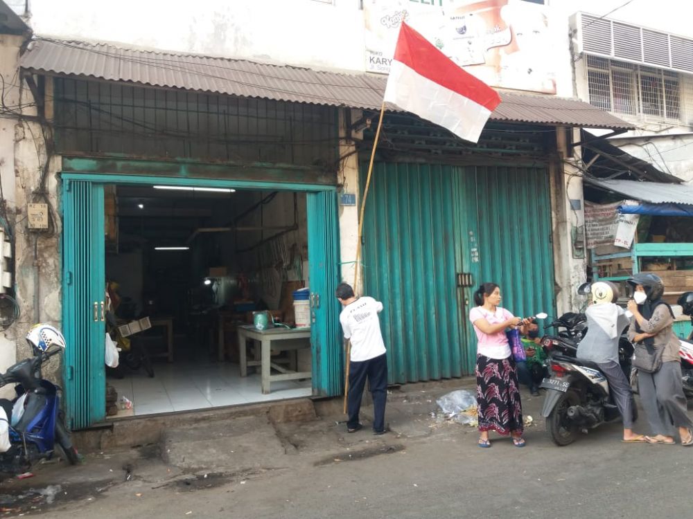 Warga Wilkum Polres Pelabuhan Tanjung Perak yang sedang memasang Bendera Merah Putih