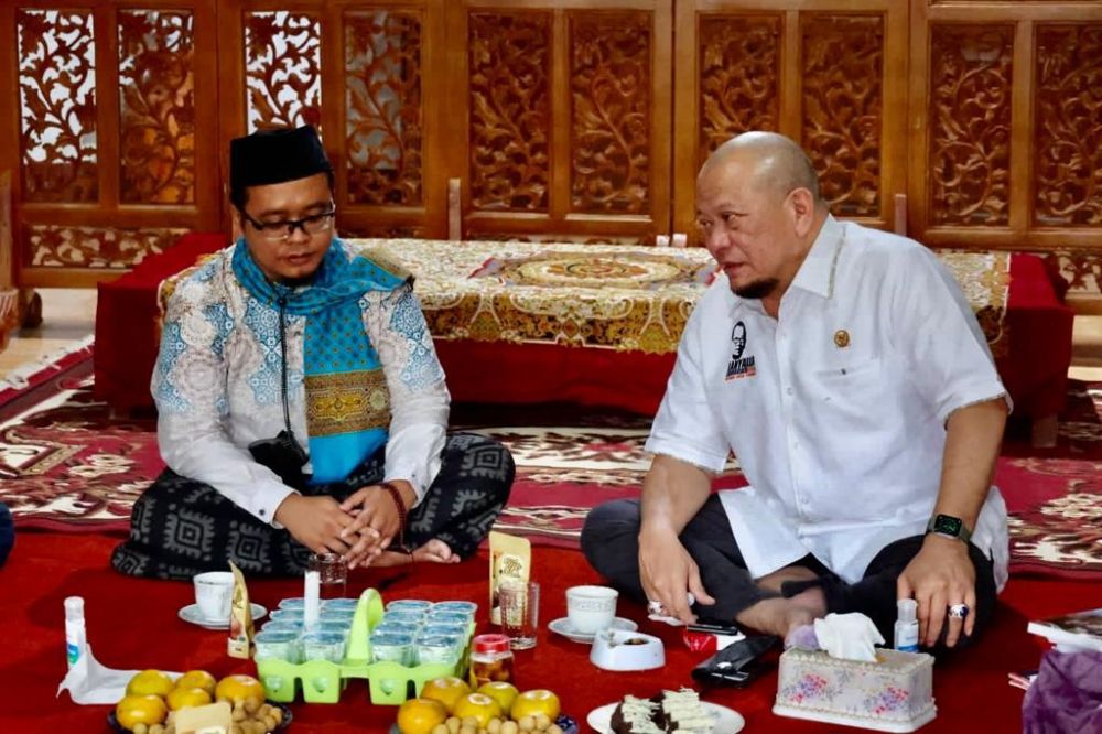 Ketua DPD RI AA LaNyalla Mahmud Mattalitti berbincang dengan pengasuh pondok pesantren Ar Rohman Putra KH Muhammad Ridho L.C