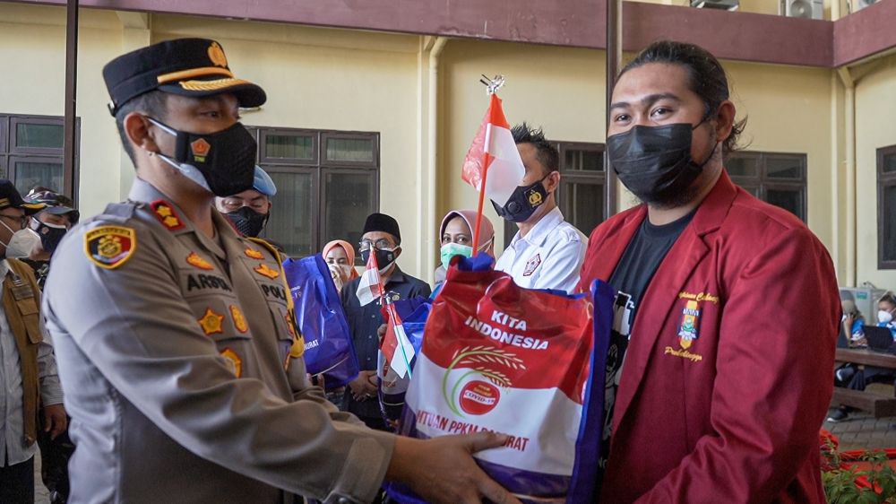 Kapolres Probolinggo AKBP Teuku Arsya Khadafi saat memberikan paket sembako