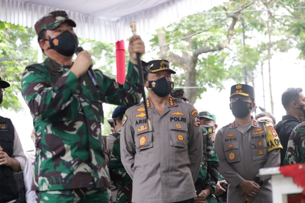 Panglima TNI bersama Kapolri saat memberikan arahan