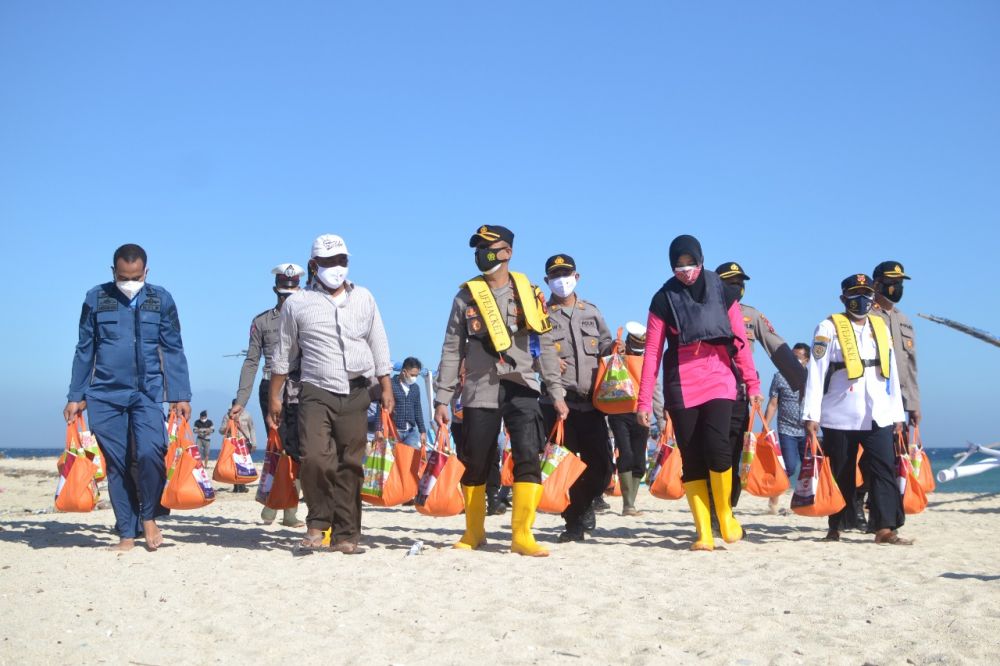 Polres Probolinggo Kota Salurkan Bansos ke Warga Terdampak Covid-19