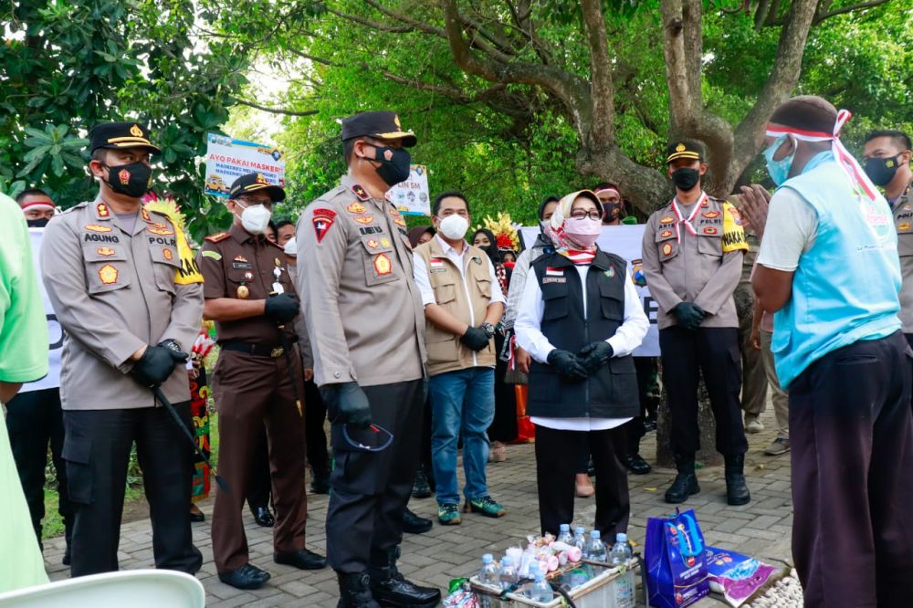 Kapolres Jombang AKBP Agung Setyo Nugroho dampingi Wakapolda Jatim Brigjen Pol Slamet Hadi Supraptoyo saat tinjau vaksin di Kebonrojo Jombang