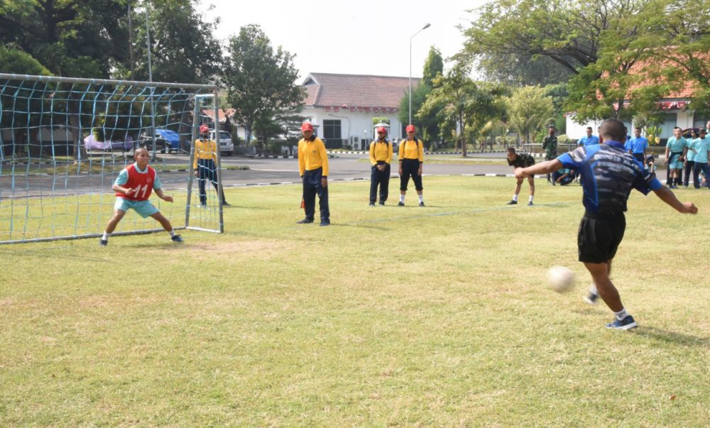 Siswa Pusdikbanmin Kodiklat TNI AL gelar sepakbola untuk menjaga Herd Immunity