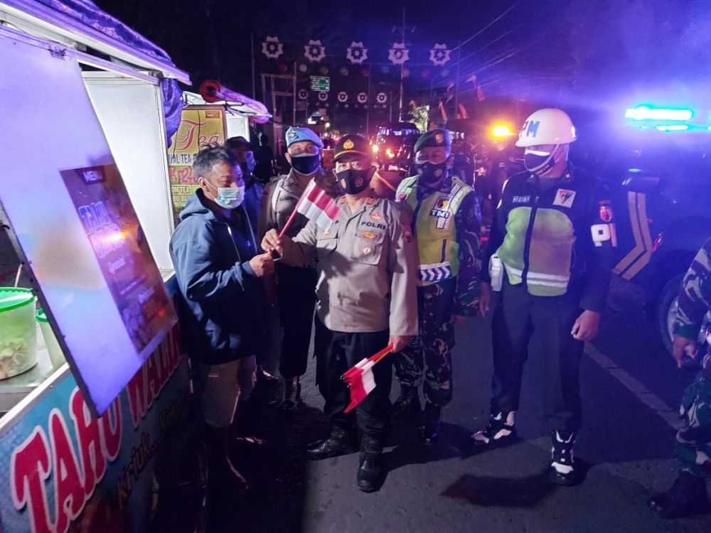 Polres Jombang kibarkan bendera Merah Putih simbol semangat Lawan Covid-19