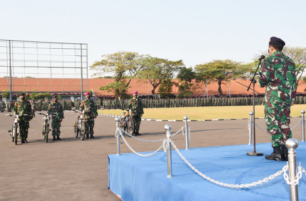 Bingsis teladan yang mendapat sepeda dari komandan Kodiklat TNI AL