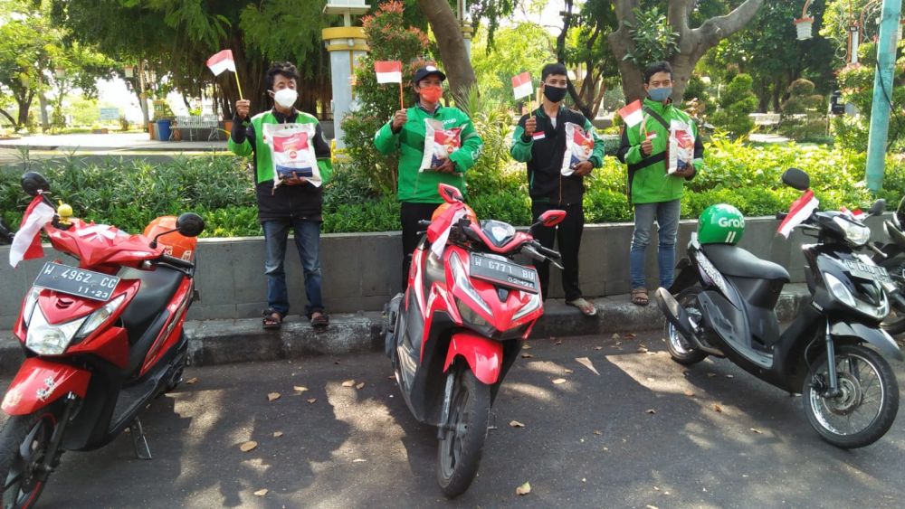 Para ojol Kibarkan Bendera Merah Putih