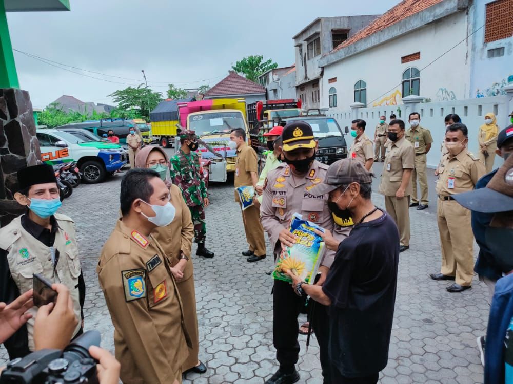 Kapolres Lumajang AKBP Eka Yekti Hananto Seno saat memberikan paket sembako