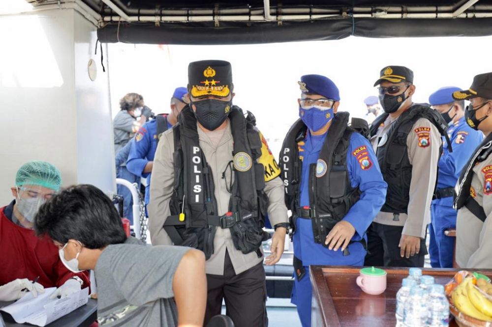 Kapolda Jatim Irjen Pol Dr. Nico Afinta saat tinjau vaksin di Dermaga Kroman Gresik