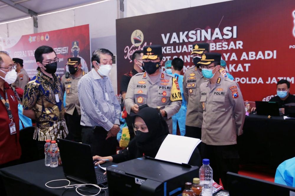 Kapolda Jatim Irjen Pol Dr Nico Afinta saat cek Vaksin