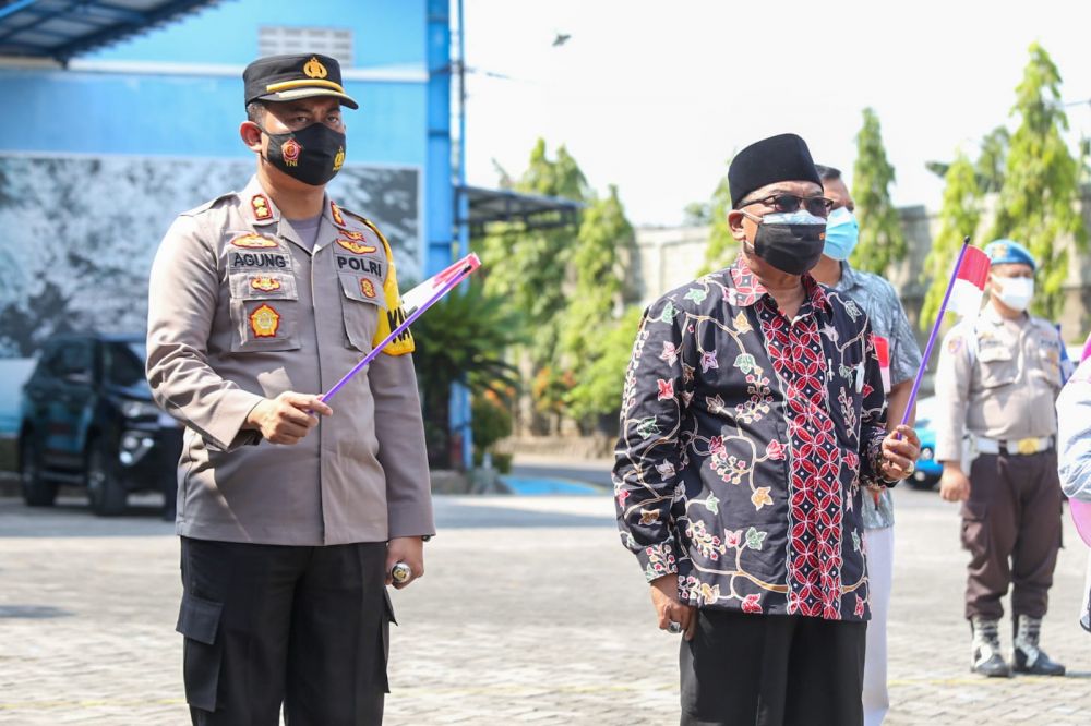 Kapolres Jombang AKBP Agung Setyo Nugroho saat mengikuti pengibaran Bendera Merah Putih