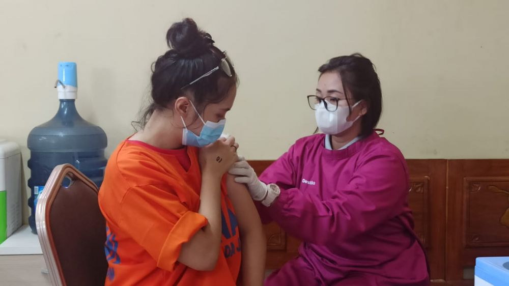 Dittahti Polda Jatim gelar vaksin demi memutus mata rantai penyebaran Covid-19 antar tahanan