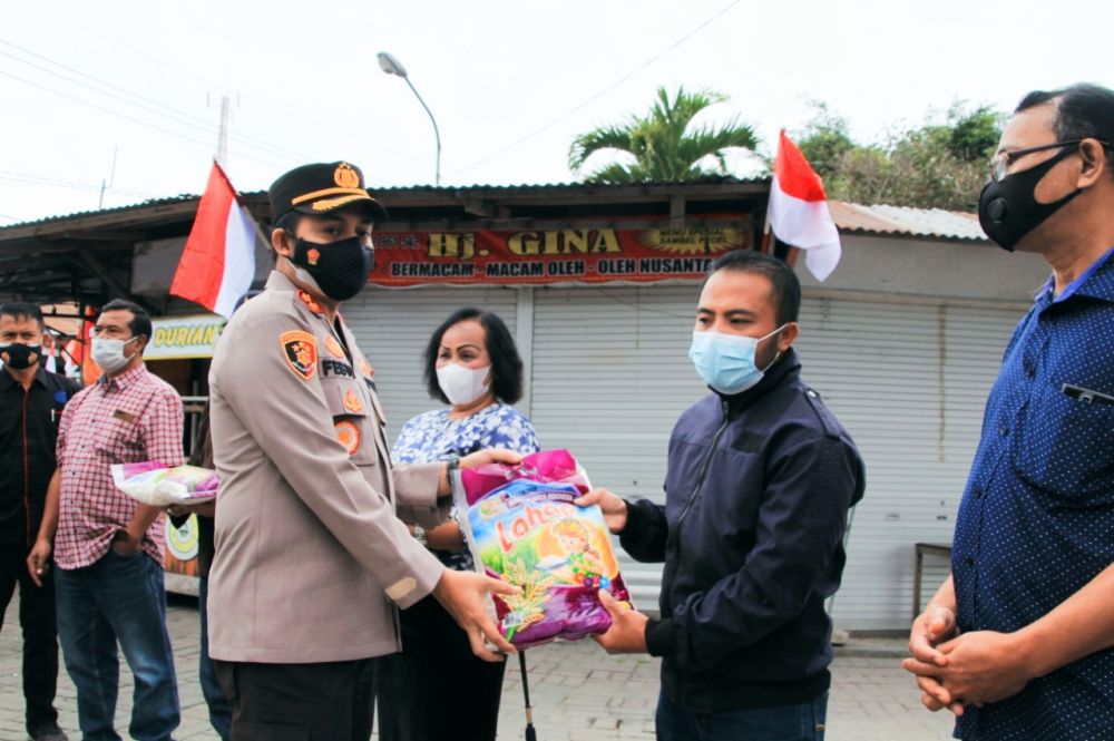 Kapolres Magetan AKBP Festo Ari Permana saat memberikan paket Bansos