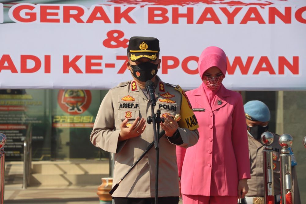 Kapolres Gresik AKBP Arief Fitrianto saat apel pelepasan Baksos di HUT Polwan dan HKGB di Mapolres Gresik