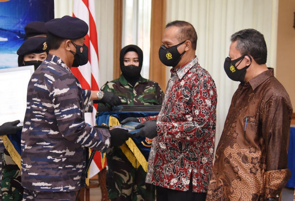 Dankodiklat Laksamana Madya TNI Nur Hidayat serahkan tali asih tunjangan Babinpotmar dan Brevet ke perwakilan prajurit Kodiklatal