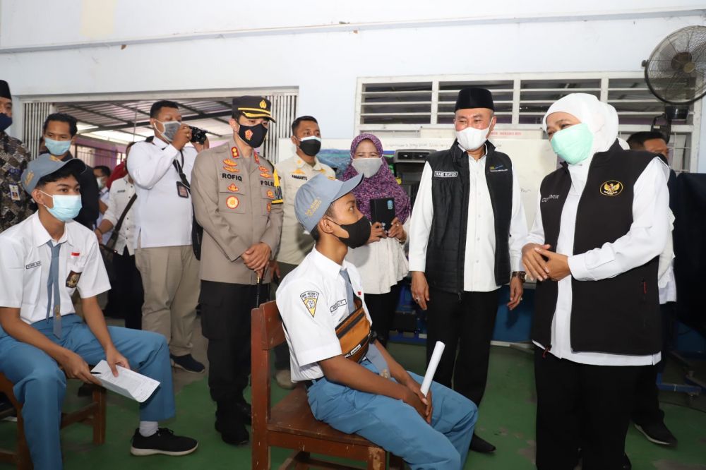 Gubernur Jatim Khofifah Indar Parawansa didampingi kepala Dinas Pendidikan, Kapolresta Mojokerto dan Walikota Mojokerto