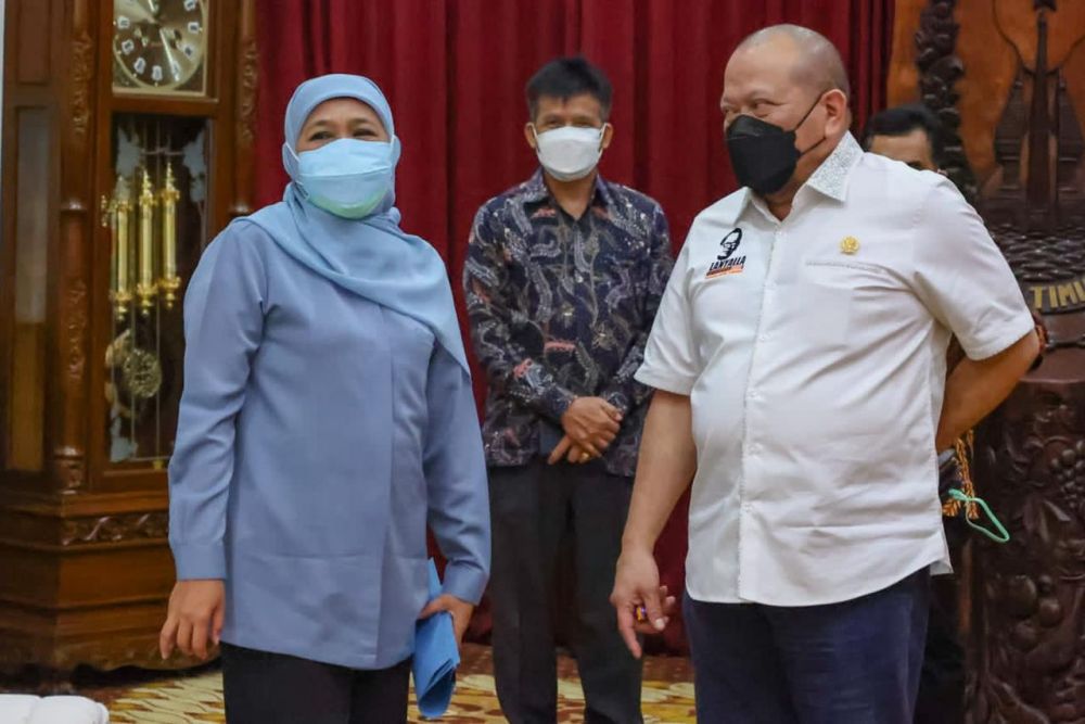 Ketua DPD RI AA LaNyalla Mahmud Mattalitti saat bersama Gubernur Jatim Khofifah Indar Parawansa