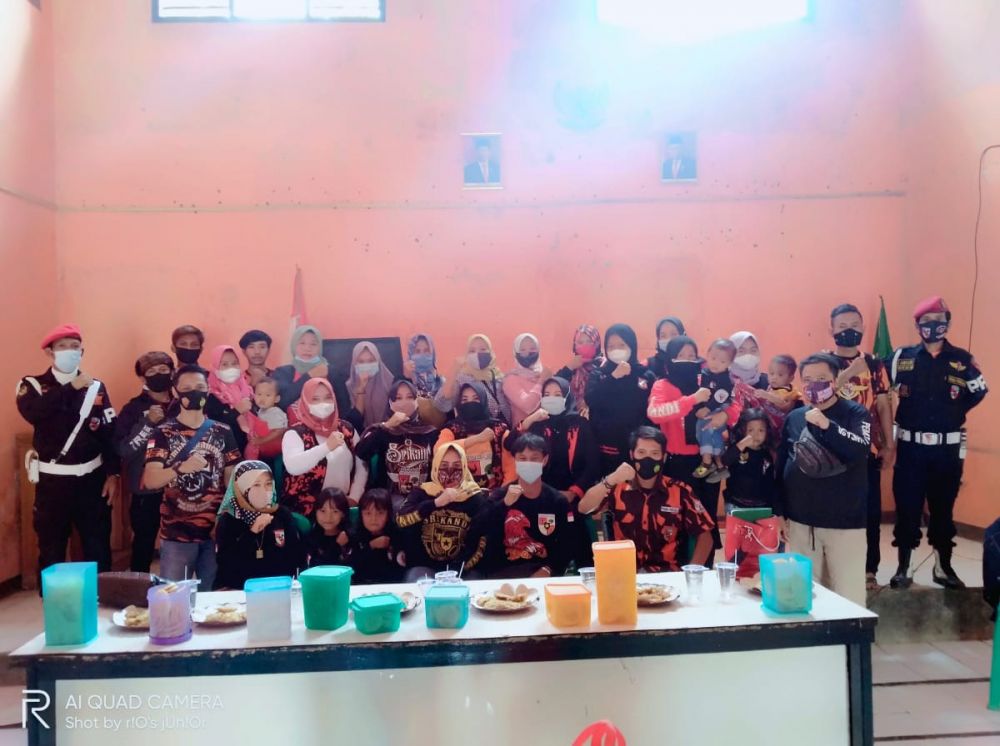Foto bersama disaat selesai acara pengukuhan tim relawan unit kerja DPC Srikandi Pemuda Pancasila di Desa Jingkang.