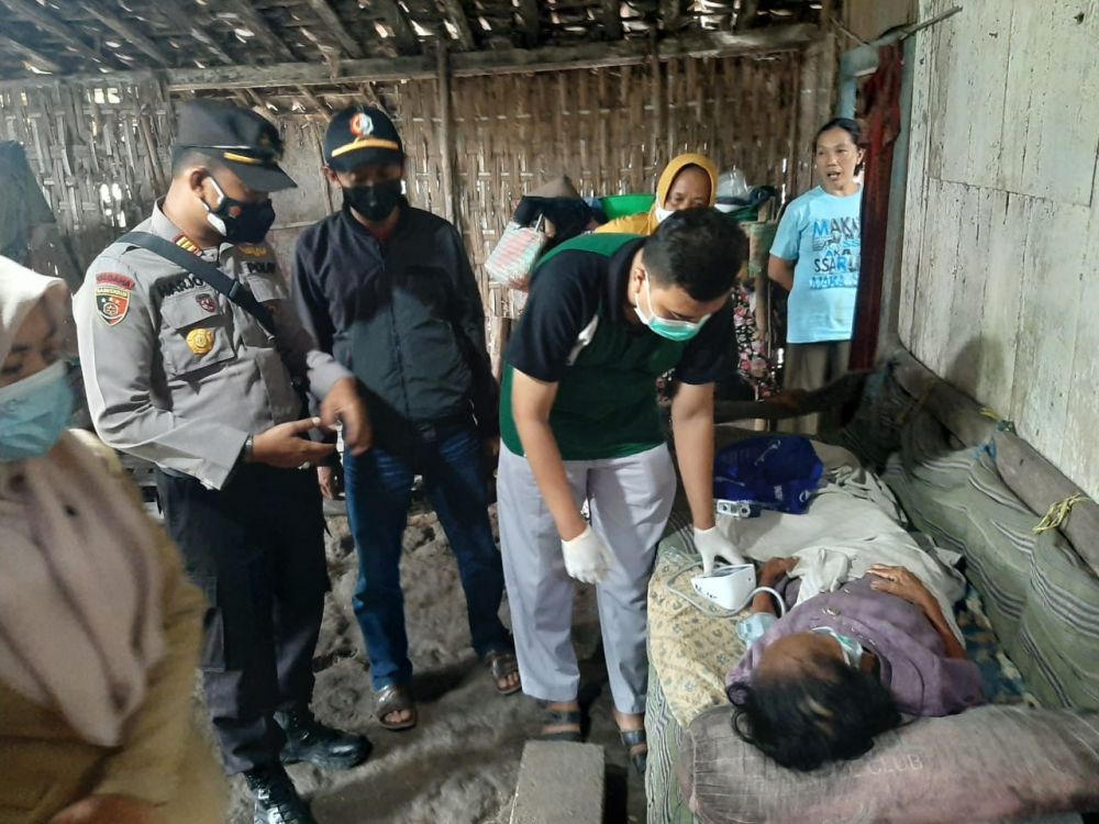 Mbah Dasi saat mendapat perawatan medis dari Polsek Kalitidu Bojonegoro