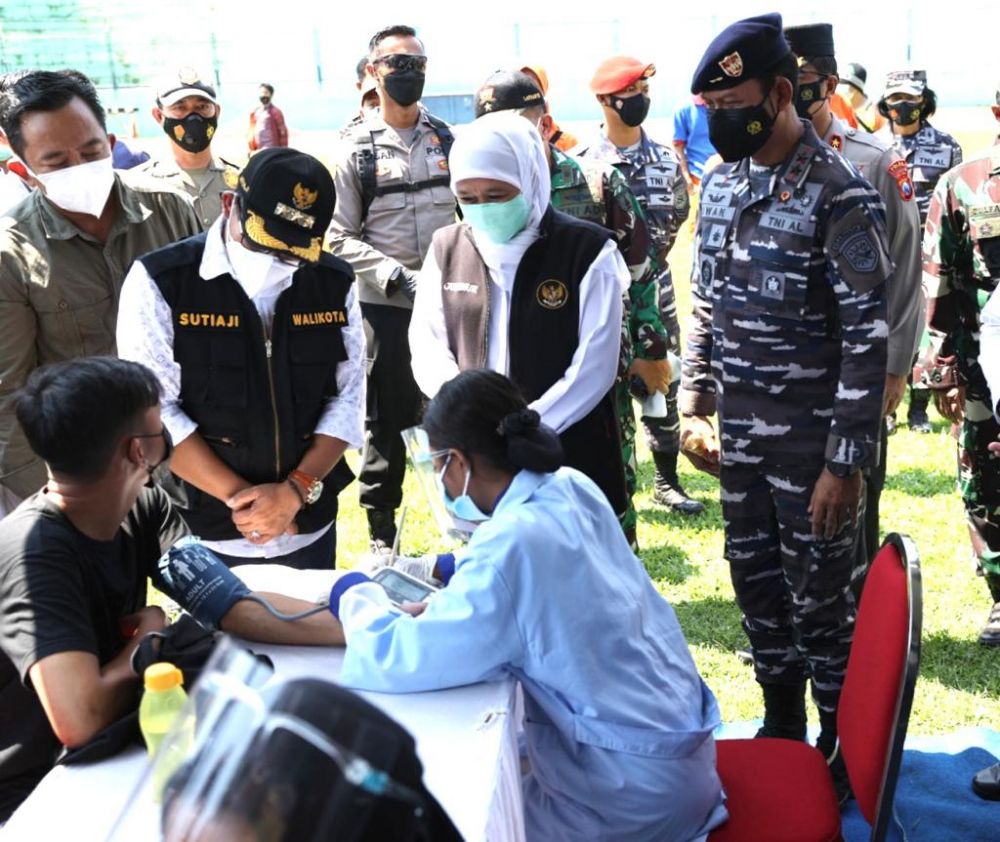 Gubernur Jatim Khofifah Indar Parawansa didampingi Walikota Malang saat berbincang dengan peserta vaksin di stadion Gajayana