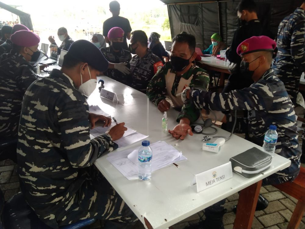 Prajurit TNI AL Antap dan siswa satdik 3 lakukan vaksinasi di Kodiklatal Sorong