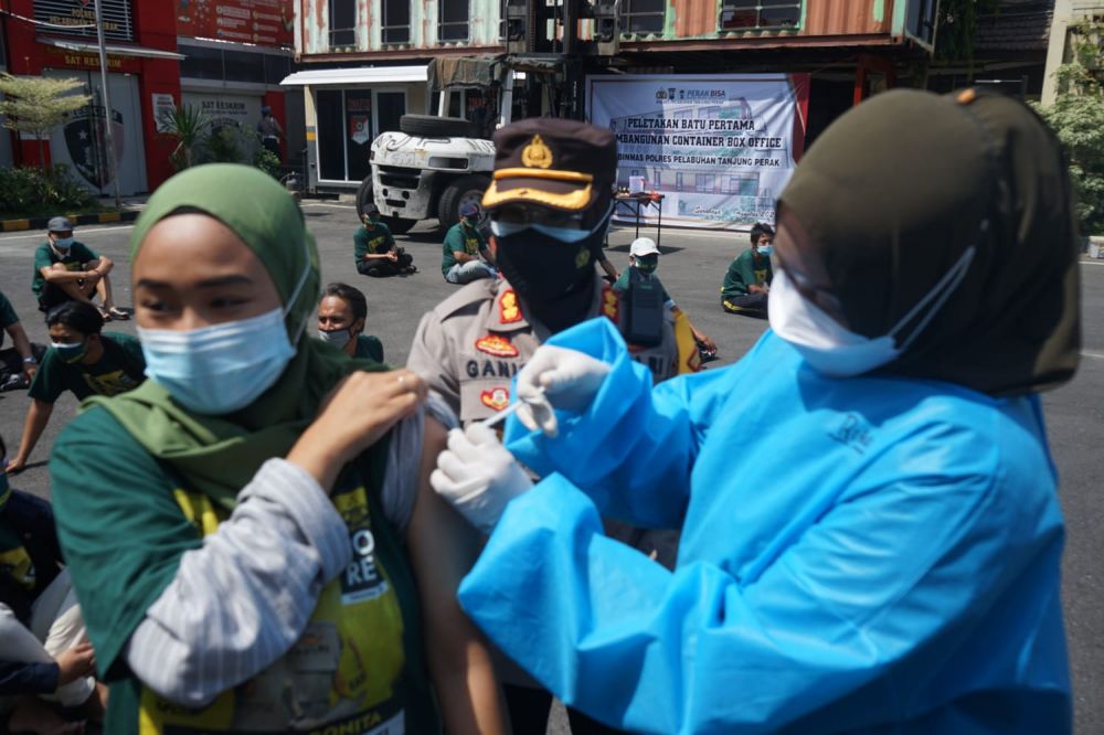 Para Bonek dan Bonita saat vaksinasi di pantau langsung oleh Kapolres Pelabuhan Tanjung Perak AKBP Ganis Setyaningrum