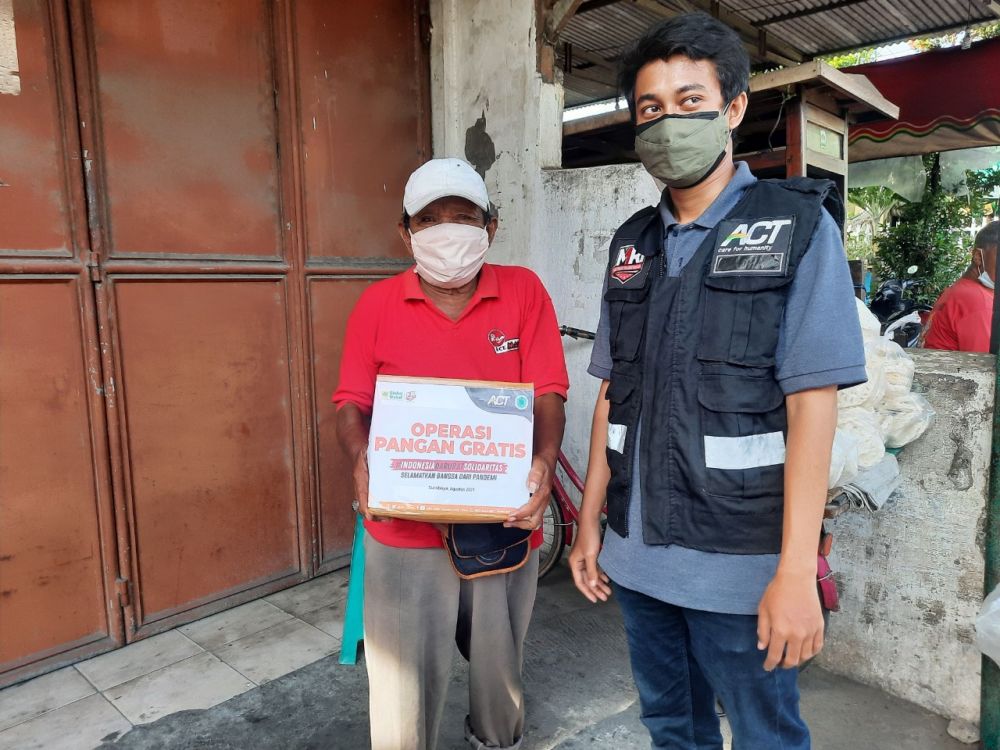 Salah satu pedagang keliling yang menerima paket sembako dari ACT Surabaya