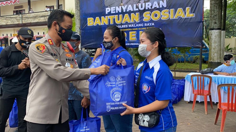 Kapolres Malang AKBP Bagoes Wibisono saat memberikan paket sembako kepada suporter Aremania dan Aremanita