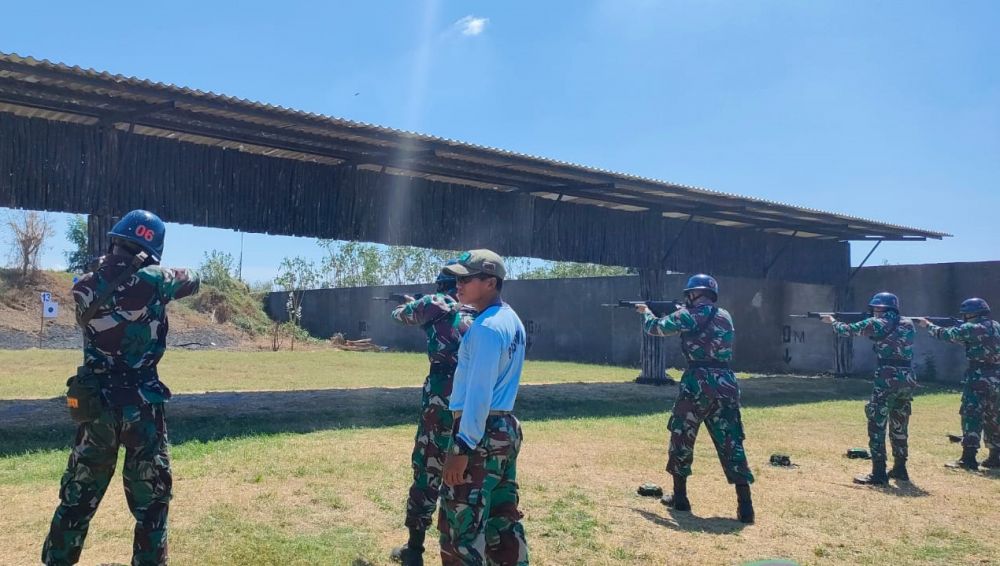 Mapel VBSS TNI AL Dikmata angkatan ke-40 Pusdikbanmin mendapat pelajaran menembak