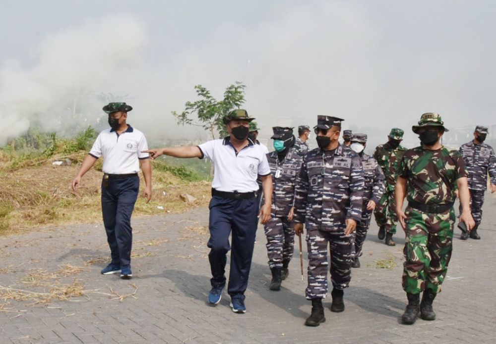 Prajurit TNI AL Antap dan siswa Pusdikkes Kodiklatal bersih-bersih daerah Pesapen Gadukan Morokrembangan Surabaya