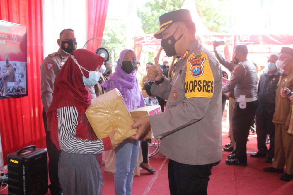 Kapolres Bondowoso AKBP Herman Priyanto saat memberikan paket Bansos kepada masyarakat setelah di vaksin