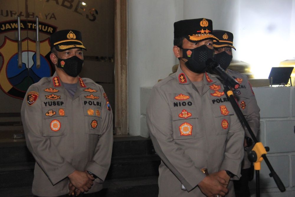 Kapolda Jatim Irjen Pol Dr Nico Afinta saat mendatangi Polrestabes Surabaya dalam rangka mendukung program Kapolrestabes Surabaya dan Walikota tangani Covid-19