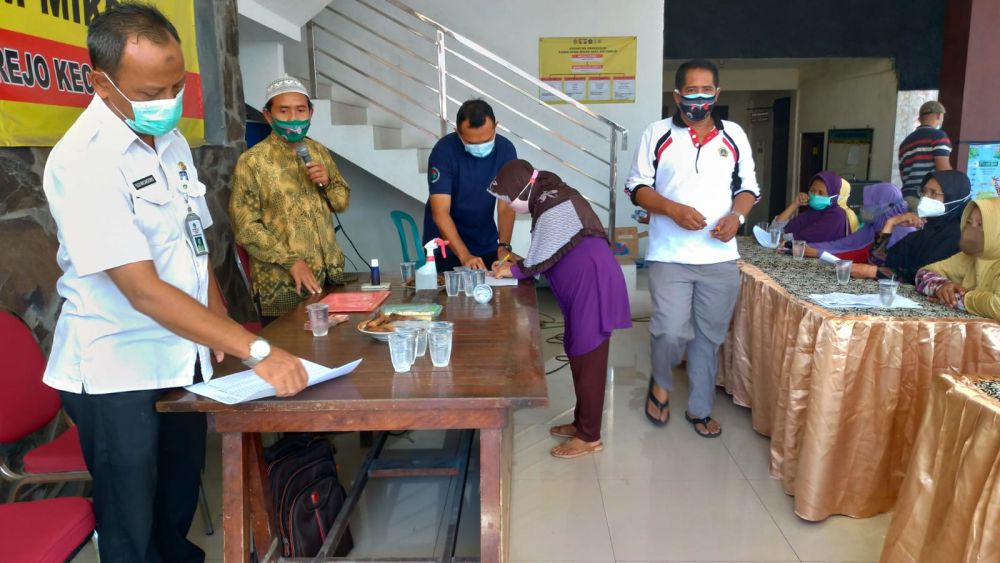 Para penerima bantuan yang datang harus absen dan bisa menerima bantuan