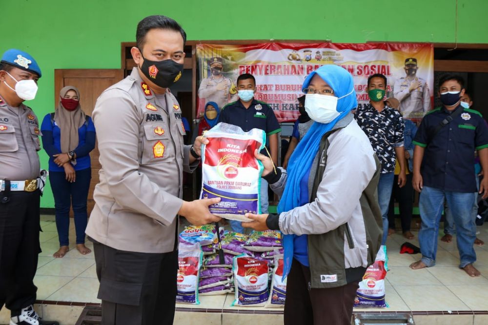 Kapolres Jombang AKBP Agung Setyo Nugroho saat memberikan paket sembako ke warga terdampak Covid-19 dan PPKM Darurat