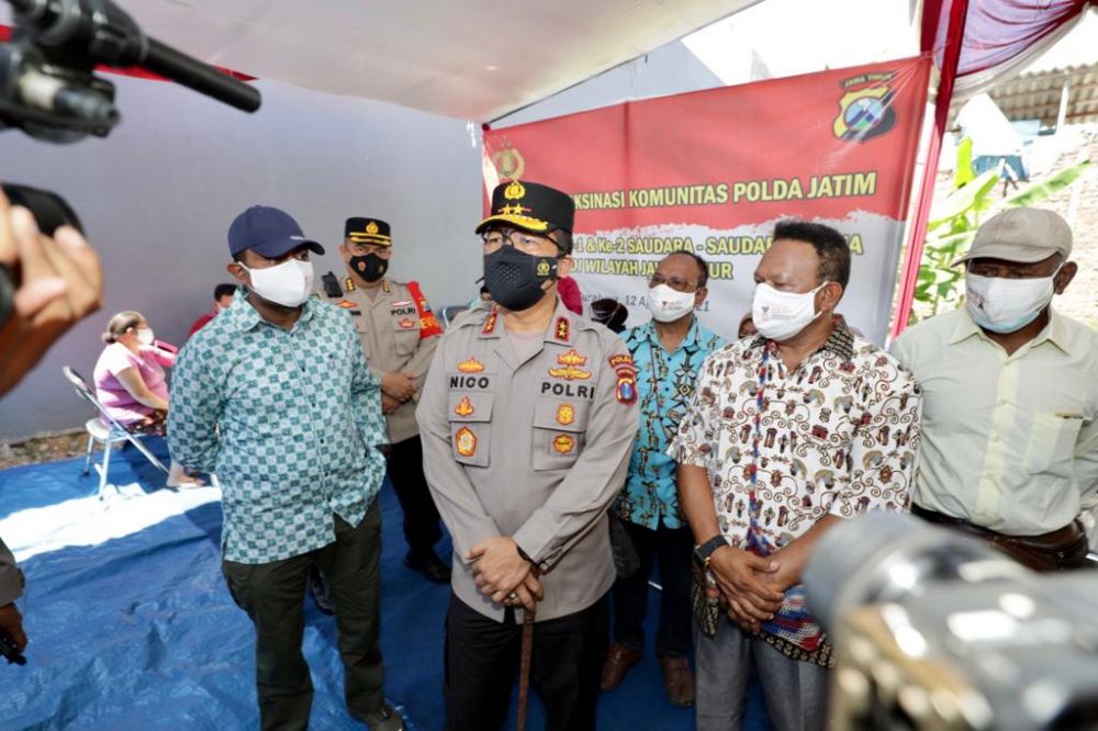 Kapolda Jatim Irjen Pol Dr Nico Afinta saat cek vaksin komunitas Papua