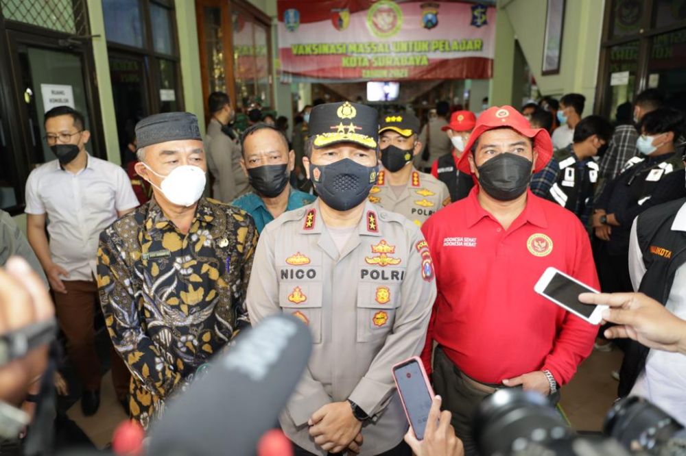 Kapolda Jatim Irjen Pol Dr Nico Afinta saat cek vaksin di SMPN 1 Surabaya