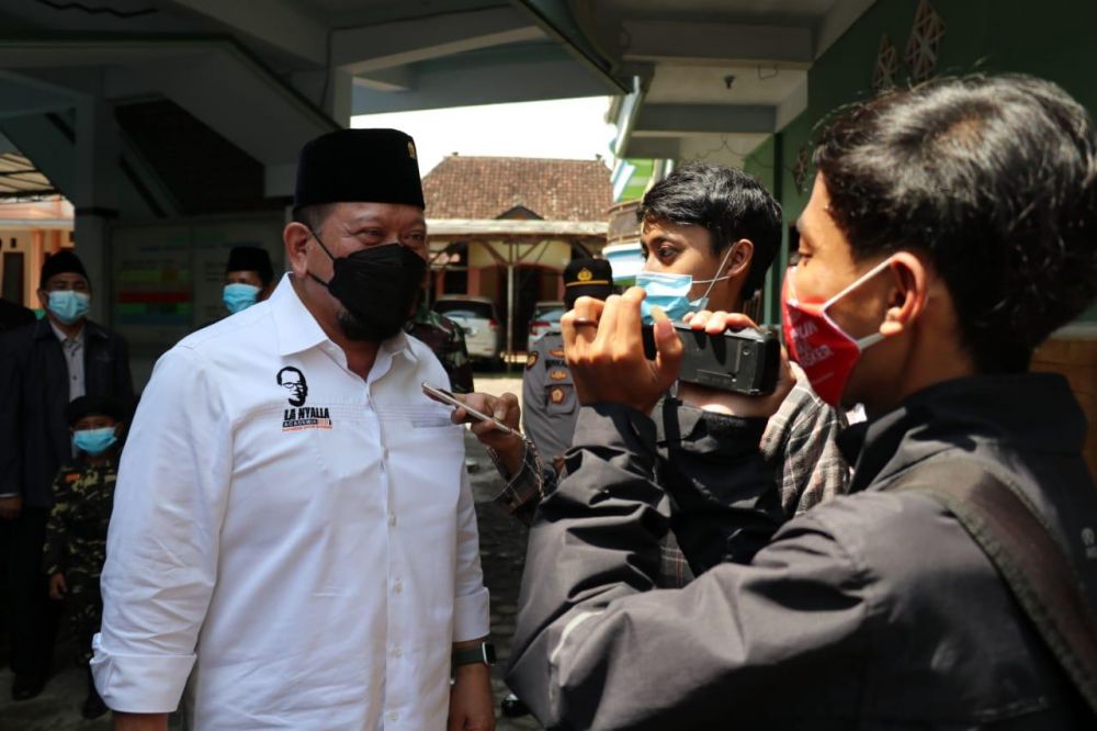 Ketua DPD RI saat mengunjungi PP Miftahul Ulum Banyuputih Kidul Jatiroto (KH. Husni Zuhri) Lumajang Jatim