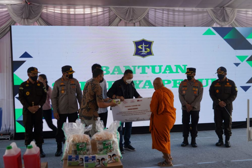 Kapolres Pelabuhan Tanjung Perak AKBP Anton Elfrino Trisanto saat mendampingi Walikota Surabaya Eri Cahyadi terima bantuan untuk masyarakat terdampak Covid-19