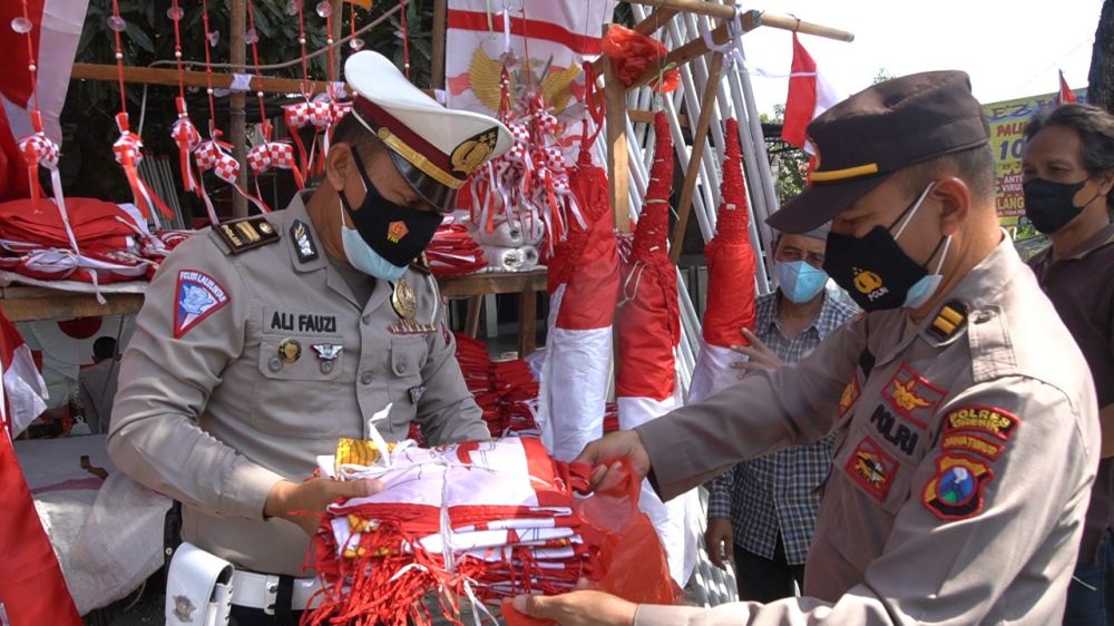 Pedagang bendera Merah Putih yang di borong dagangan nya oleh Polisi Gresik untuk dibagikan ke warga yang tidak mampu beli bendera Merah Putih
