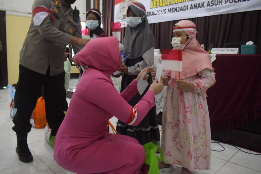 Kapolres Pasuruan AKBP Arman beserta ketua cabang Bhayangkari saat memberikan paket Bansos ke anak yatim-piatu