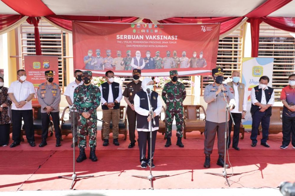 Forkopimda Jatim saat kunjungan serbuan vaksin ke SMAN 2 Surabaya