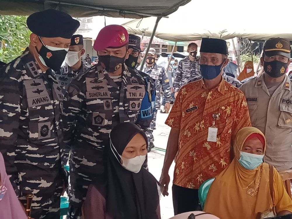 Wadirlat latihan Armada Jaya Brigjen TNI Suherlan saat meninjau serbuan vaksinasi di kepulauan Karimunjawa